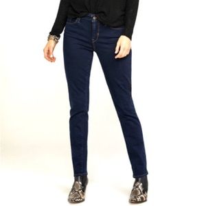 Levi’s Classic Mid Rise Skinny Jeans in Dark Blue Women’s 6